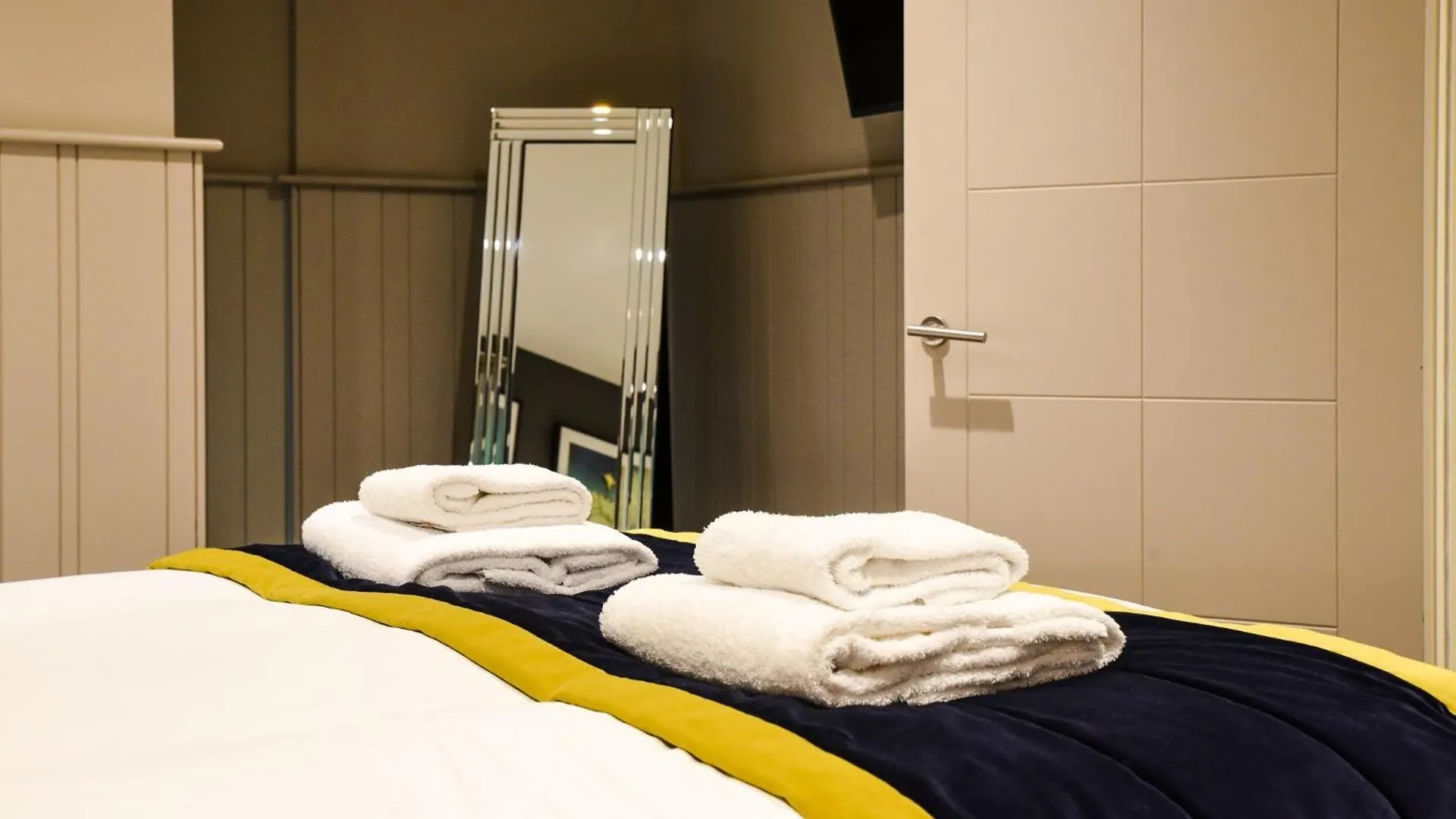 The Lawrance Luxury Aparthotel - Йорк